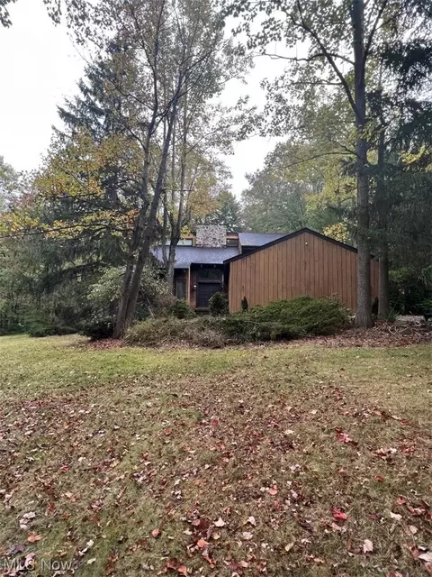 7568 White Pine Dr, Chesterland, OH 44026