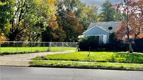 878 Vernon Odem Blvd, Akron, OH 44307