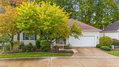 9157 E Windsor Dr, Olmsted Falls, OH 44138