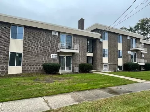 15212 Maple Park Dr #11, Maple Heights, OH 44137