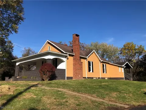 669 Newport Ave, Uhrichsville, OH 44683