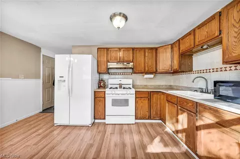 560 Baldwin Ave, Elyria, OH 44035 photo 16
