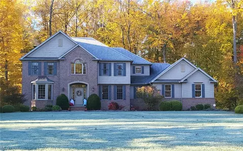 9799 Cumberland Trl, Chagrin Falls, OH 44023