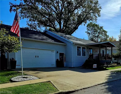 8 Nadine Dr, New London, OH 44851