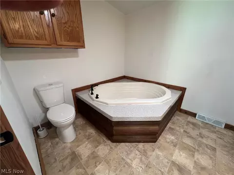 Bath - 5476 Rutledge St, Dennison, OH 44621 photo 2 of 3