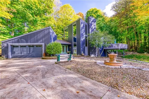 1049 N Medina Line Rd, Akron, OH 44333