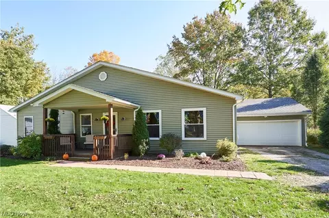 8943 Elm St, Kirtland, OH 44094