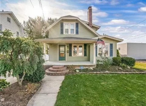 110 5th St NE, North Canton, OH 44720