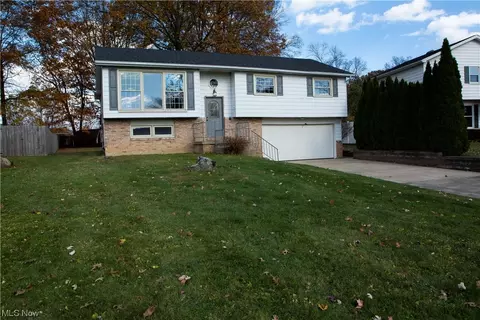 1751 Rosalyn Dr, Mineral Ridge, OH 44440