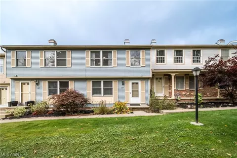 129 Quaker Ridge Dr, Akron, OH 44313