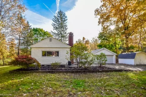 2091 Lee Dr, Akron, OH 44306