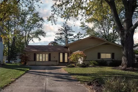 5898 Forest Ridge Dr, North Olmsted, OH 44070