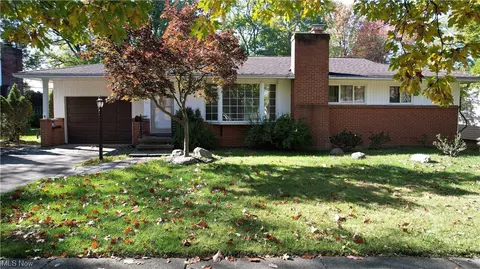 6676 Rochelle Blvd, Parma Heights, OH 44130