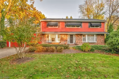 65 Carriage Stone Dr, Chagrin Falls, OH 44022