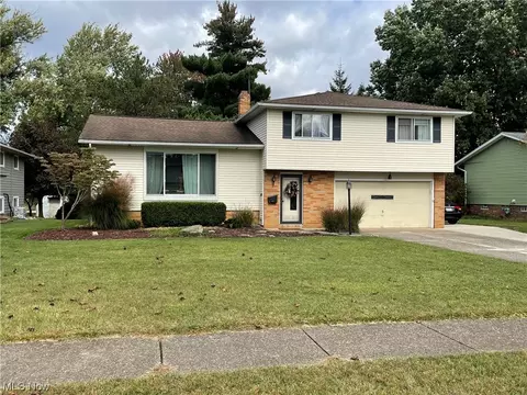 1175 N Skyline Dr, Seven Hills, OH 44131