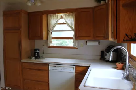 831 E 258th St, Euclid, OH 44132 photo 4