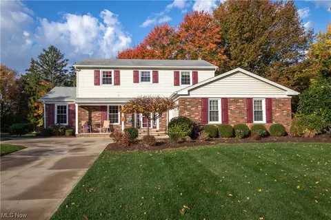 1702 Mendelssohn Dr, Westlake, OH 44145