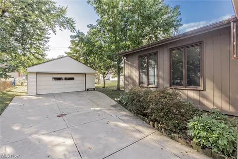 29648 Phillips Ave, Wickliffe, OH 44092 photo 2