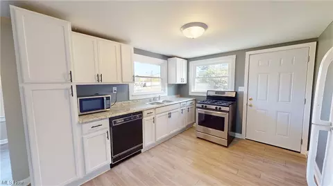 852 E Waterloo Rd, Akron, OH 44306 photo 9