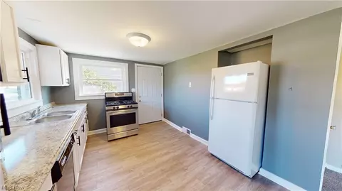 852 E Waterloo Rd, Akron, OH 44306 photo 8