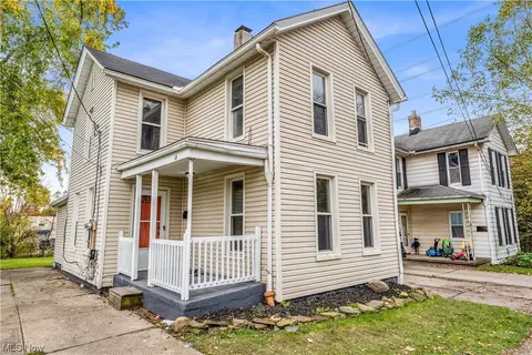 16 Brown Ln, Bedford, OH 44146