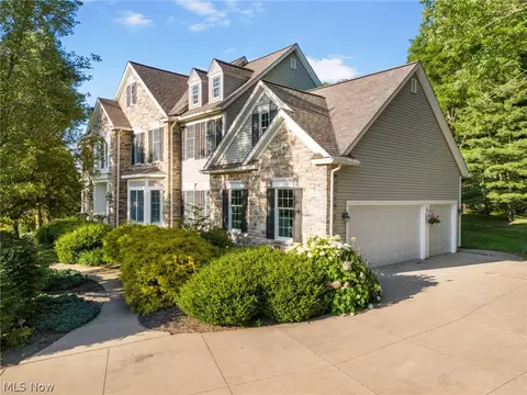 3985 River Oaks Dr, Medina, OH 44256