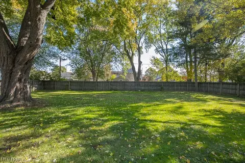 175 Seneca St, Elyria, OH 44035 photo 2