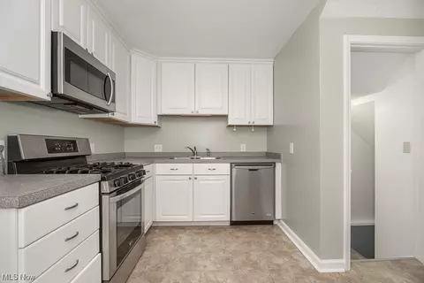 175 Seneca St, Elyria, OH 44035 photo 4