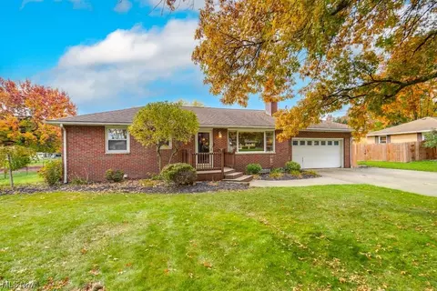 646 Leeman Dr, New Franklin, OH 44319