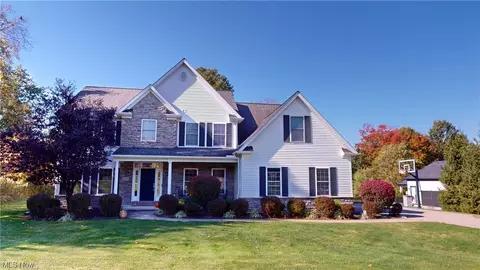 2412 Pine Valley Dr, Willoughby Hills, OH 44094