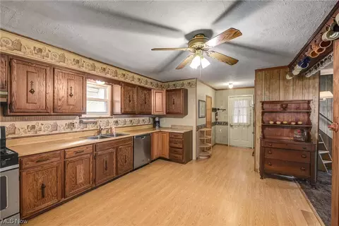 4709 Snow Rd, Parma, OH 44134 photo 6