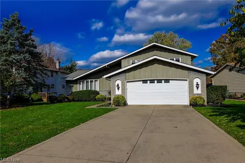 16037 Squirrel Hollow Ln, Strongsville, OH 44136