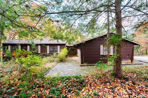 17064 Cats Den Rd, Chagrin Falls, OH 44023