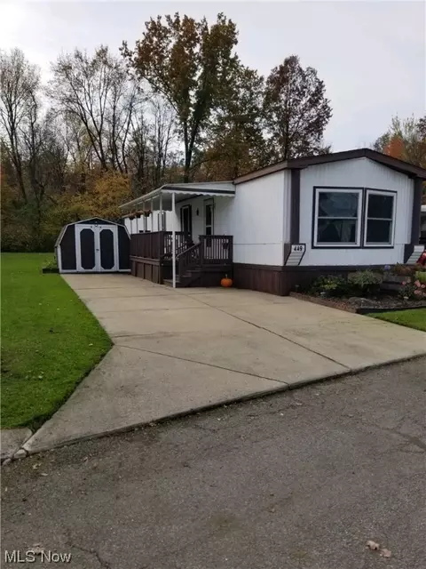 449 Whispering Pines Dr SW, Warren, OH 44481