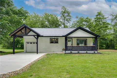 8613 Mapleton St SE, East Canton, OH 44730