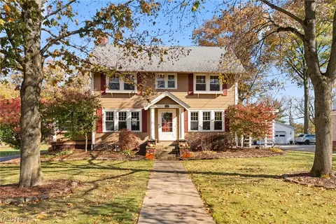 523 S Main St, Wellington, OH 44090