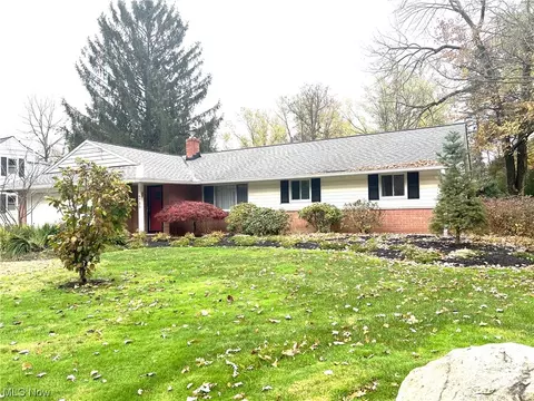 6730 Eastgate Dr, Mayfield Village, OH 44143