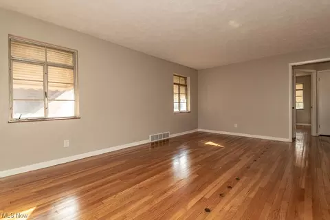 416 E 200th St, Euclid, OH 44119 photo 9
