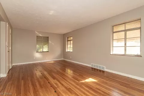 416 E 200th St, Euclid, OH 44119 photo 12