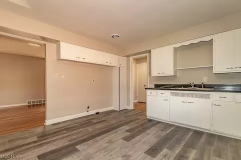 416 E 200th St, Euclid, OH 44119 photo 11
