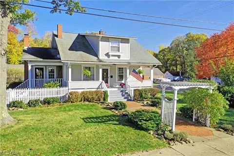 614 W North Ave, East Palestine, OH 44413