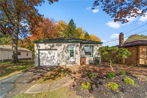 2226 Grantwood Dr, Parma, OH 44134