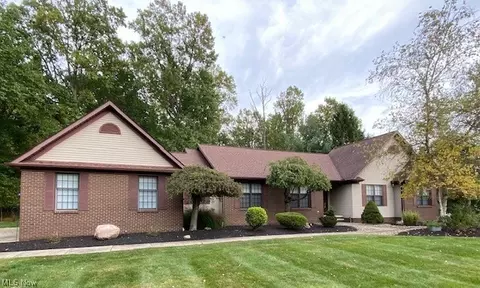 2895 Lamplight Ln, Willoughby Hills, OH 44094