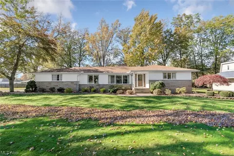 5690 Cherrywood Dr, Lorain, OH 44053