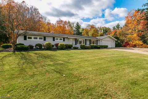 8805 Beacon Hill Dr, Chagrin Falls, OH 44023