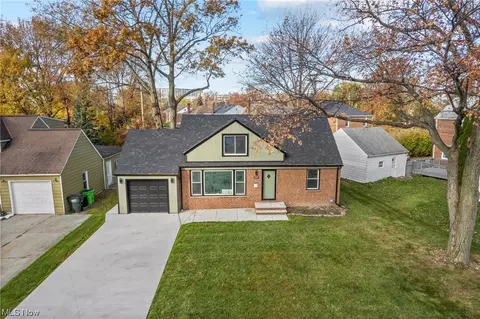 Exterior - 256 E 255th St, Euclid, OH 44132 photo 2 of 4