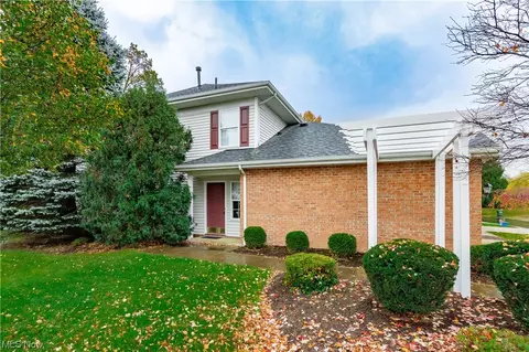 15514 Oakshire Ct, Middleburg Heights, OH 44130