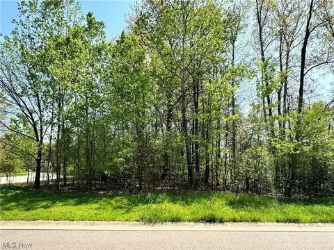 Crestmont Drive, Girard, OH 44420