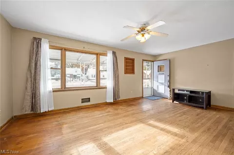 5602 Ackley Rd, Parma, OH 44129 photo 5