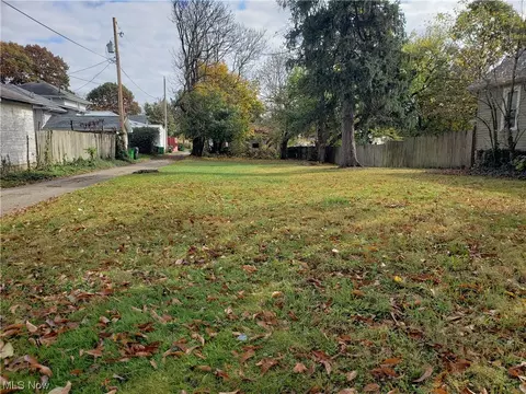 512 N 8th St, Coshocton, OH 43812
